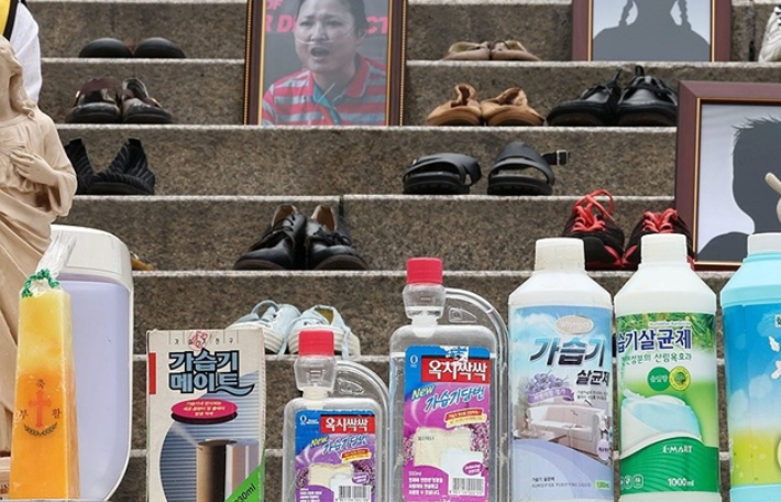 2023년 8월 31일 서울역 앞 계단에서 열린 가습기살균제 참사 12주기 캠페인 및 기자회견에서 가습기살균제 참사 피해자들의 유품이 놓여있다. 연합뉴스