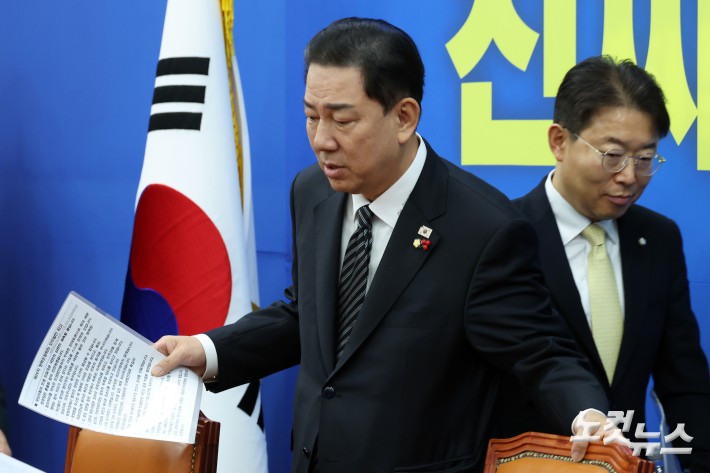 정책조정회의 참석하는 김병기 원내대표