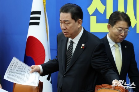 정책조정회의 참석하는 김병기 원내대표