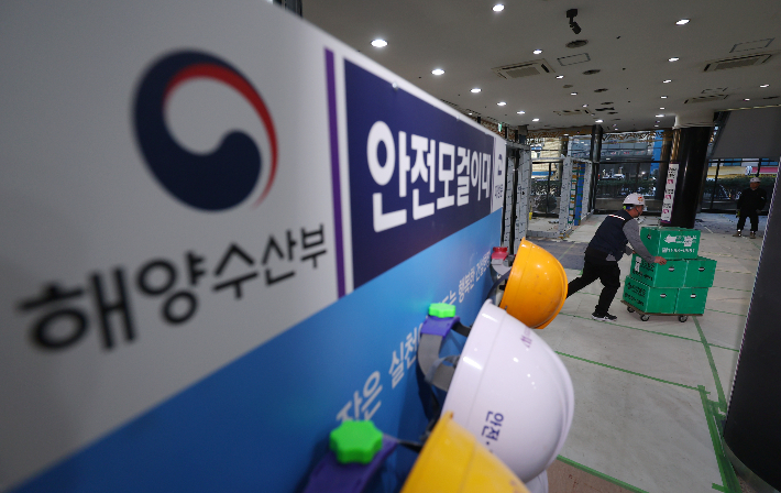  지난 9일 오전 해양수산부 부산청사에 이삿짐이 옮겨지는 모습. 연합뉴스