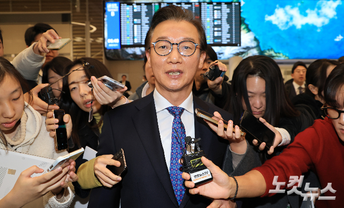  전재수 해양수산부 장관이 11일 '유엔해양총회' 유치 활동을 마치고 귀국해 취재진 질문을 받으며 이동하고 있다. 전재수 장관은 이날 사의를 표명했다.  공동취재단