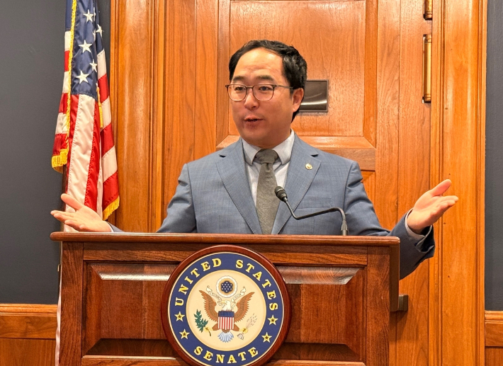 앤디 김 미국 연방 상원의원이 10일(현지시간) 미 워싱턴 DC의 의회 건물에서 언론 간담회를 진행하고 있다. 연합뉴스