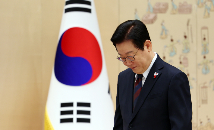 이재명 대통령이 11일 용산 대통령실에서 주한대사 신임장 제정식 행사 후 이동하고 있다. 연합뉴스