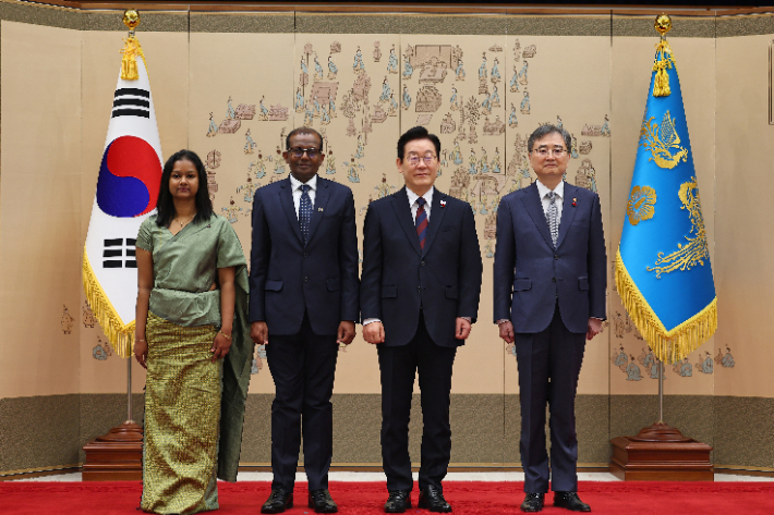 이재명 대통령과 주한 스리랑카 대사. 연합뉴스