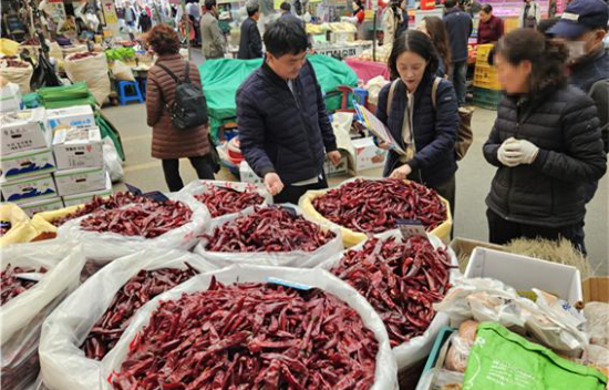 국립농산물품질관리원(이하 농관원)은 10월 27일부터 12월 5일까지 김장철을 맞아 유통량이 증가하는 배추김치 및 김장 양념류 중심으로 원산지 표시 일제점검을 실시했다. 농관원 제공