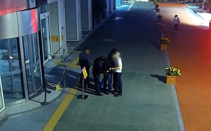 대전시청 앞에서 검거되는 보이스피싱 현금수거책. 대전경찰청 제공