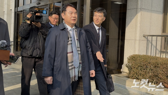 고교 동창 감사관 채용 개입 혐의를 받는 이정선 광주시교육감이 11일 오전 구속 전 피의자 심문을 위해 광주지방법원에 도착해 관계자들과 함께 이동하고 있다. 김한영 기자