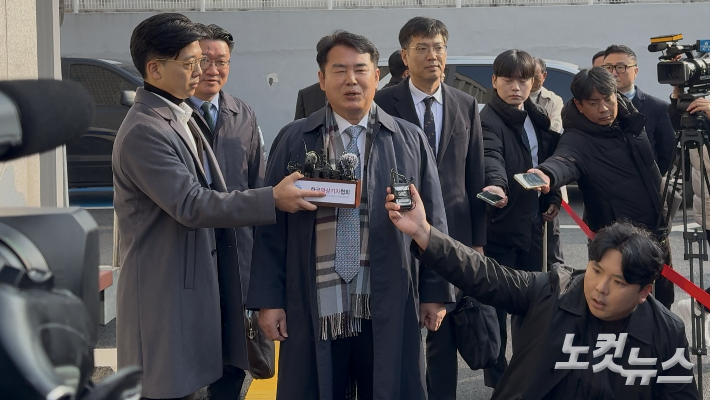 이정선 광주시교육감이 11일 오전 광주지방법원에서 열린 구속 전 피의자 심문에 참석하기 위해 출석하며 취재진의 질문에 답하고 있다. 김한영 기자