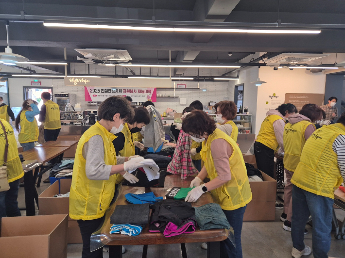 '친절한 경자씨' 자원봉사자가 산불피해 이재민에 전달할 의류를 정리하고 있다. 경주시 제공 