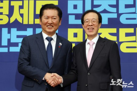 더불어민주당 정청래 대표가 11일 서울 여의도 국회에서 이석연 국민통합위원장을 접견하고 있다.