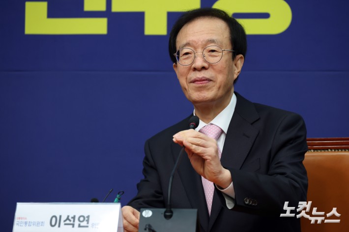 이석연 국민통합위원장이 11일 서울 여의도 국회에서 더불어민주당을 찾아 정청래 대표와 만나고 있다.