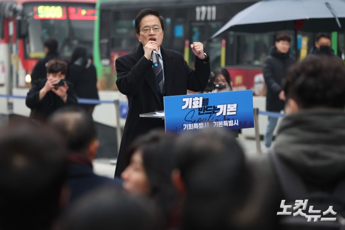 더불어민주당 박주민 의원이 11일 서울 종로구 광화문 광장에서 서울시장 출마 선언을 하고 있다.