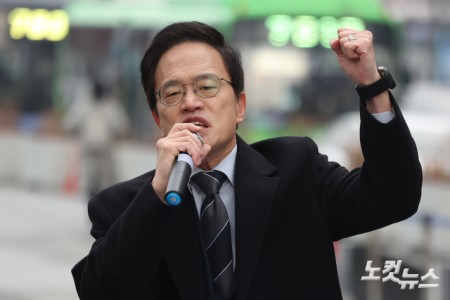 더불어민주당 박주민 의원이 11일 서울 종로구 광화문 광장에서 서울시장 출마 선언을 하고 있다.