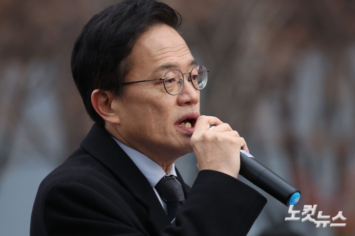 더불어민주당 박주민 의원이 11일 서울 종로구 광화문 광장에서 서울시장 출마 선언을 하고 있다.