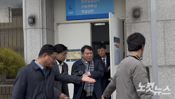 이정선 광주시교육감이 11일 오전 광주지방법원에서 열린 구속 전 피의자 심문을 마친 뒤 관계자들과 함께 법정을 빠져나오고 있다. 김한영 기자