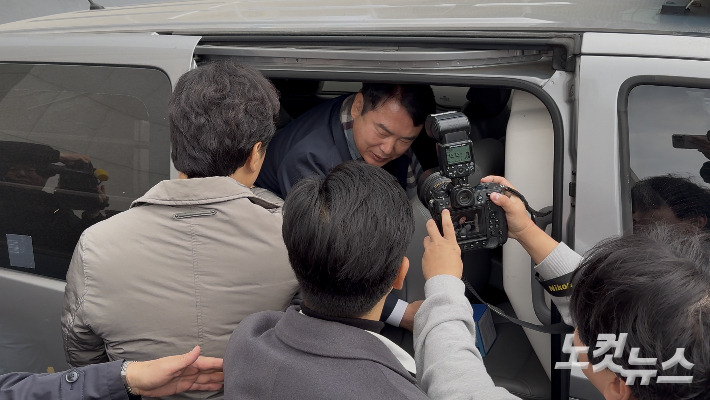 이정선 광주시교육감이 11일 오전 광주지방법원에서 영장실질심사를 마친 뒤 호송차에 탑승하고 있다. 김한영 기자