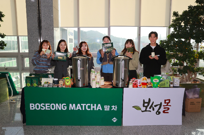 보성군 달모임에서 보성말차 신제품과 보성몰을 홍보하고 있다. 보성군 제공