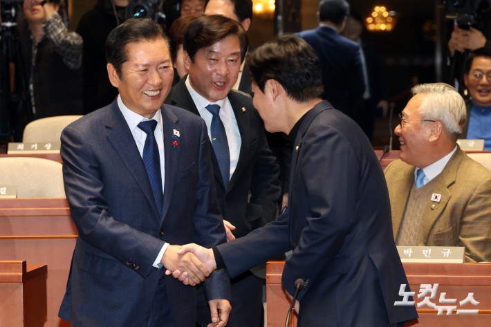 의원총회 참석하는 정청래 대표