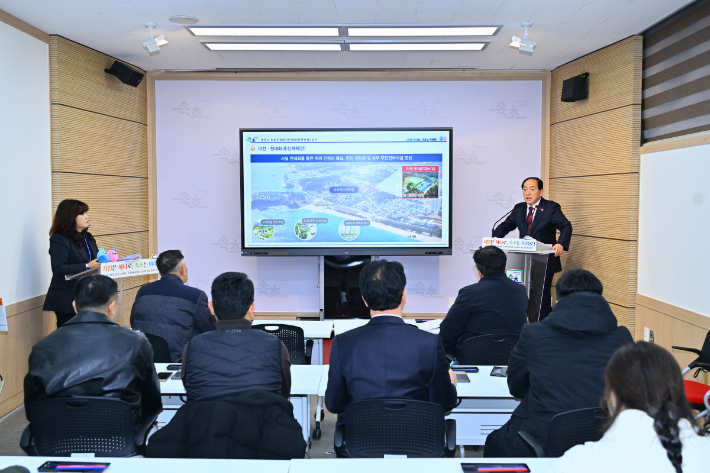 11일 오전 하수도정비기본계획 부분변경 승인과 관련해 브리핑을 하고 있는 이병선 속초시장. 속초시 제공
