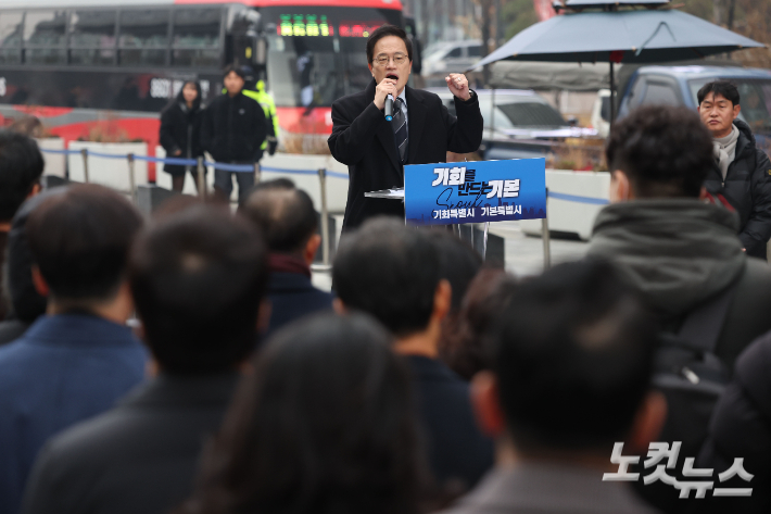 더불어민주당 박주민 의원이 11일 서울 종로구 광화문 광장에서 서울시장 출마 선언을 하고 있다. 류영주 기자