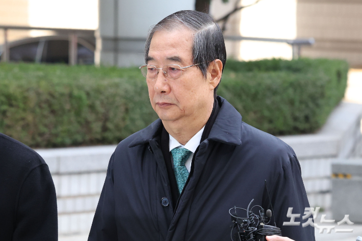 12·3 비상계엄 관련 내란 방조 등 혐의를 받는 한덕수 전 국무총리가 지난달 26일 오전 서울 서초구 서울중앙지방법원에서 열린 1심 결심 공판에 출석하고 있다. 류영주 기자