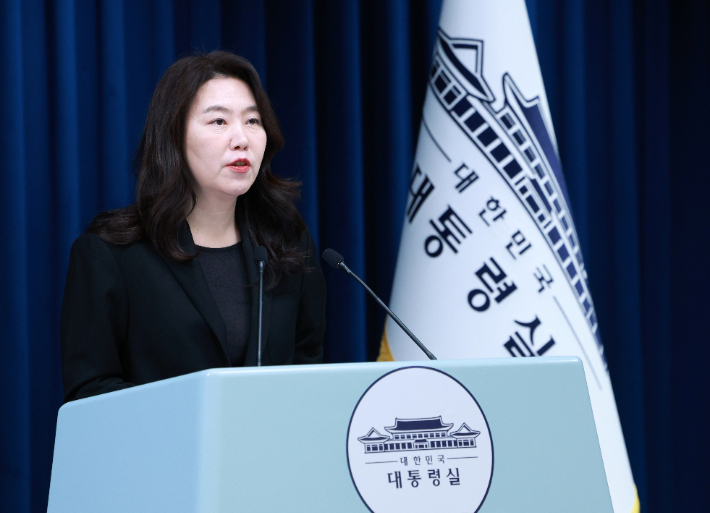 브리핑하는 강유정 대변인. 연합뉴스