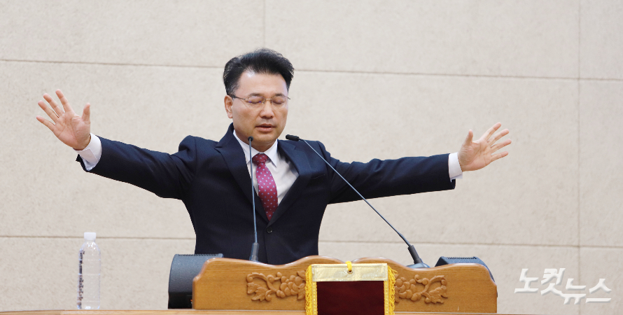 강주성 목사가 설교를 마치고 축도를 하고 있다. 한세민 기자