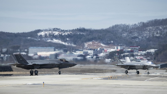 미 공군 F-35A가 오산기지에서 이륙을 위해 유도로 위를 활주하는 모습. 연합뉴스