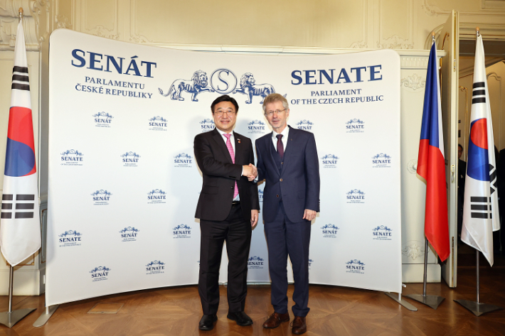 윤호중 행정안전부 장관이 10일(현지시간) 체코 상원의사당을 방문해 밀노쉬 비스트르칠 체코 상원 의장을 접견, 양국 간 교류협력 방안 등에 대해 논의한 뒤 악수하고 있다. 행정안전부 제공