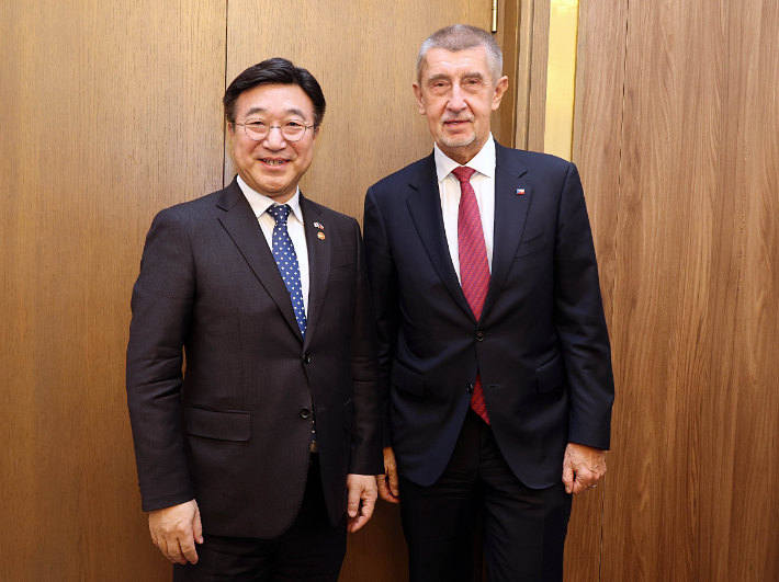 윤호중 행정안전부 장관이 9일(현지시간) 체코 하원의사당을 방문해 안드레이 바비쉬 체코 총리와 기념 촬영하고 있다. 행정안전부 제공