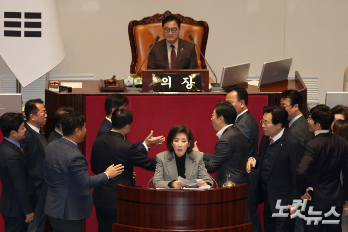 국민의힘 나경원 의원이 9일 오후 국회 본회의에 참석해 가맹사업거래의 공정화에 관한 법률 일부개정법률안에 대한 무제한 토론(필리버스터)을 시작하자 여야 의원들이 목소리를 높이며 충돌하고 있다. 황진환 기자