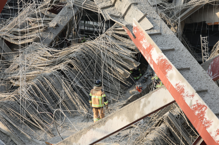 11일 광주 서구 광주대표도서관 공사현장에서 철골 구조물이 붕괴돼 있다. 연합뉴스