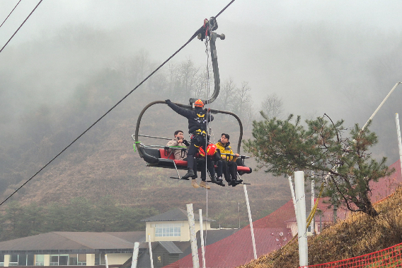 강원 춘천소방서는 11일 오전 엘리시안 강촌 스키장에서 겨울 스키장 리프트 사고 대비 합동 구조훈련을 실시했다. 춘천소방서 제공