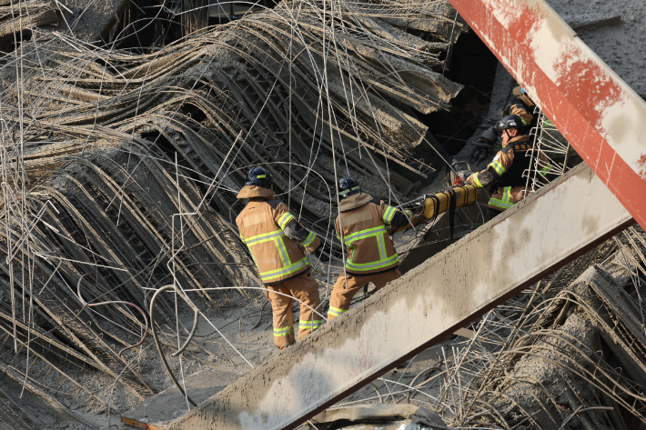 11일 광주 서구 광주대표도서관 공사현장에서 철골 구조물이 붕괴돼 구조대가 매몰 작업자 구조 활동을 하고 있다. 연합뉴스