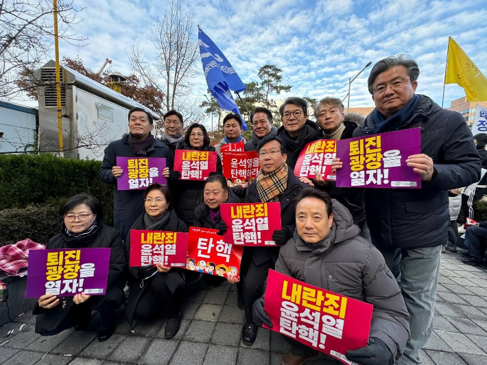 민주당 소속 지방자치단체장들이 윤석열 탄핵 집회에 참여한 모습. 독자 제공