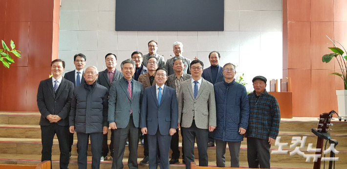 고성군기독교연합회가 11일 고성중앙교회에서 정기총회를 열고 정주식 목사를 신임회장으로 선출하는등 2026년 새 임원진을 세웠다. 최진성 아나운서