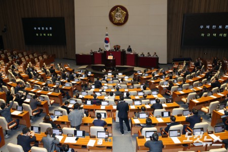 국민의힘 곽규택 의원이 11일 서울 여의 국회에서 열린 제430회국회(임시회) 제1차 본회의에서 우원식 국회의장을 규탄하는 피켓을 두고 형사소송법 일부개정법률안(대안)에 대한 무제한토론을 하고 있다.