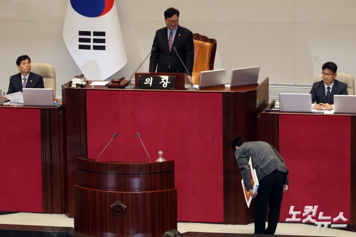 국민의힘 곽규택 의원이 11일 서울 여의 국회에서 열린 제430회국회(임시회) 제1차 본회의에서 형사소송법 일부개정법률안(대안)에 대한 무제한토론을 위해 발언대로 향하며 우원식 국회의장에게 인사를 하고 있다.