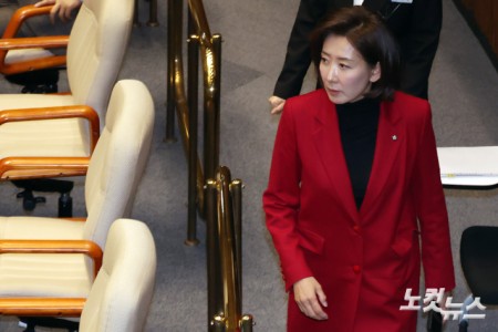 국민의힘 나경원 의원이 11일 서울 여의 국회에서 열린 제430회국회(임시회) 제1차 본회의에 참석하고 있다.
