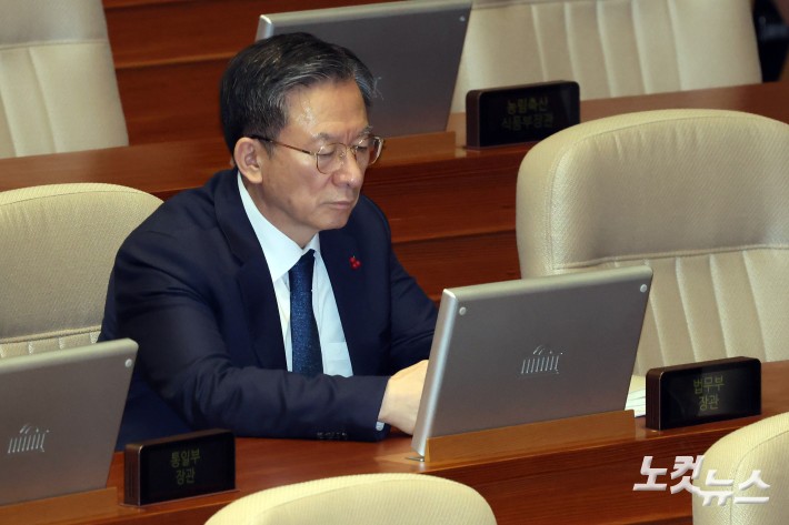 11일 서울 여의도 국회에서 열린 제430회국회(임시회) 1차 본회의에 정성호 법무부 장관이 참석해 자료를 살펴보고 있다.