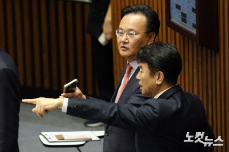 국민의힘 유상범 원내수석부대표와 더불어민주당 문진석 원내수석부대표가 11일 서울 여의 국회에서 열린 제430회국회(임시회) 제1차 본회의에서 대화를 하고 있다.