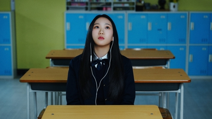 민서가 11일 정오 데뷔 싱글 '미로'를 발매했다. 더블엑스 엔터테인먼트 제공