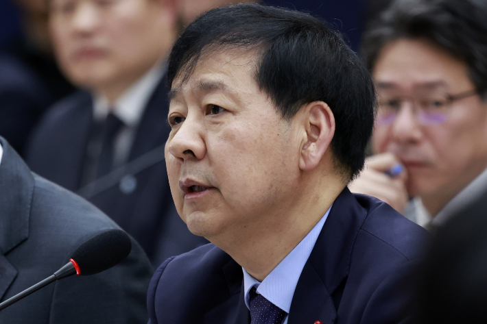 구윤철 부총리 겸 기획재정부 장관이 11일 세종시 정부세종컨벤션센터에서 열린 기획재정부(국세청·관세청·조달청)-국가데이터처 업무보고에서 부처 업무보고를 하고 있다. 연합뉴스