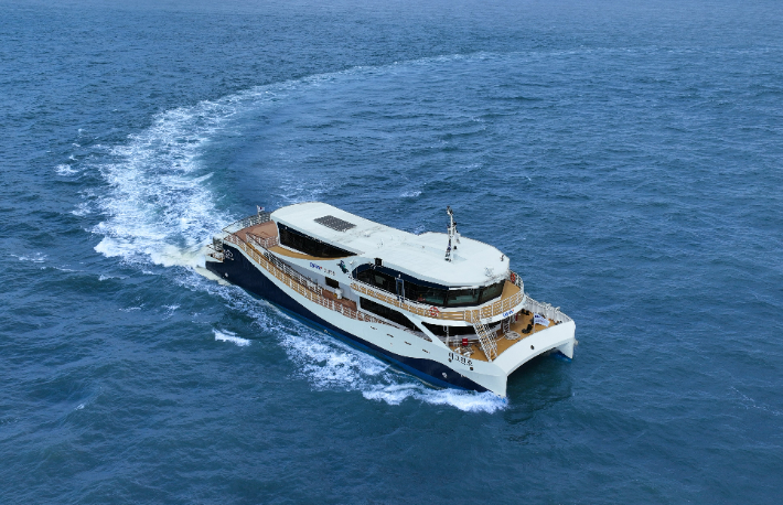 부산항만공사는 국내 최초의 전기 추진 항만 안내선 e-그린호 취항식을 열었다. 부산항만공사 제공