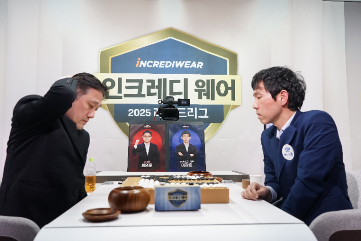 최명훈 9단 vs 이창호 9단(사진 오른쪽). 한국기원 제공
