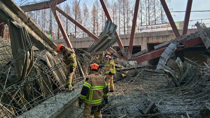 소방대원들이 크게 붕괴된 콘크리트 구조물 위에서 매몰자를 찾기 위해 수색 작업을 벌이고 있다. 광주시소방본부 제공