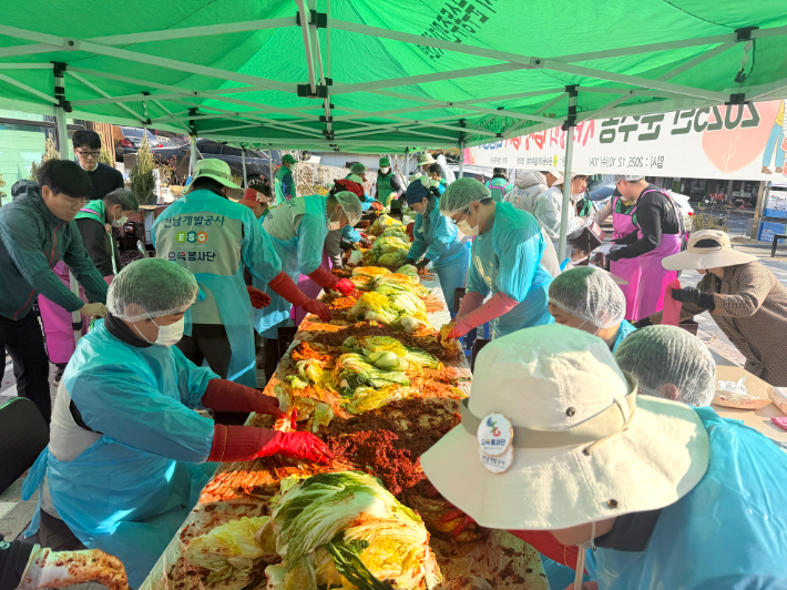 전남개발공사 으쓱(ESG)봉사단 20명을 포함한 총 40명이 지난 10일 여수시 문수동 행정복지센터에서 취약계층의 따뜻한 겨울나기를 돕기 위한 김장 나눔 봉사활동을 진행하고 있다. 전남개발공사 제공