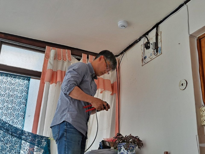 강릉 연곡면 교회연합 봉사단체 '가로등'에서는 이웃 나눔의 일환으로 전기 교체 작업을 하고 있다. 가로등 제공