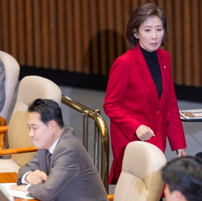 국민의힘 나경원 의원이 11일 국회에서 열린 12월 임시국회 첫 본회의에 입장하고 있다. 연합뉴스