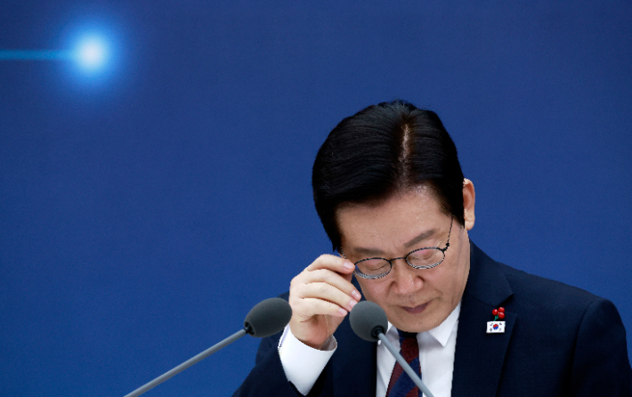 이재명 대통령이 11일 세종시 정부세종컨벤션센터에서 열린 '2026년 대도약하는 경제, 신뢰받는 데이터' 기획재정부(국세청·관세청·조달청)-국가데이터처 업무보고에서 자료를 살펴보고 있다. 연합뉴스